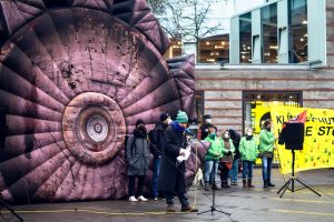 Unter dem Titel "RWE: Bagger aus!" forderten am Samstag rund 100 Menschen auf dem Stubengassenplatz den Erhalt des Dorfes Lützerath im Rheinischen Braunkohlerevier. (Foto: Fridays For Future Münster)