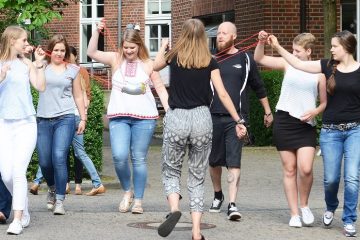 In manchen Seminaren, wie hier am Fachbereich Sozialwesen – noch vor Corona –, gehören Bewegungsübungen zwischendurch zum Lehrprogramm. Aber auch der Studienalltag hält Möglichkeiten für Bewegung bereit. (Foto: FH Münster/Anne Holtkötter)