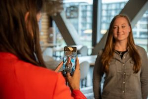 Film ab: Michelle Zeiger plant die Anschaffung eines mobilen Niedrigseilgartens für die Sportjugend Kreis Coesfeld. (Foto: FH Münster/Katharina Kipp) 