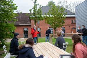 Prof. Dr. Thilo Harth (3.v.l.) unterrichtete seine Studierenden draußen – an den eigens dafür gebauten Tischen. (Foto: FH Münster/ Katharina Kipp)