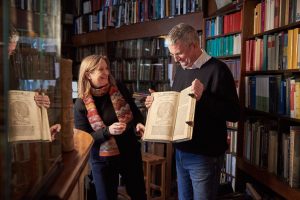 Schriftstellerin Sabine Scho und Antiquar Michael Solder. (Foto: Tuula Kainulainen / LWL-Medienzentrum)