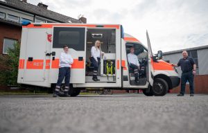 Kai Flottmann (re.), Geschäftsführer des Stadtverband Münster, heißt Tim (li.), Debora und Claas willkommen. Sie beginnen bei den Maltesern ihr Freiwilliges Soziales Jahr. (Foto: Malteser)