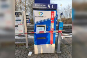 Die Fahrkartenautomatenaufbrüche sind aufgeklärt. Das mutmaßliche Täterduo brach auch diesen Automaten in Westbevern auf. (Foto: Bundespolizei)