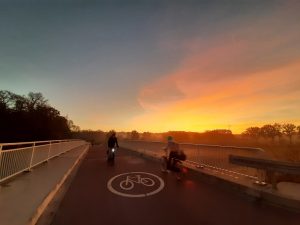 Wenn die Sonne untergeht, ist es an der Dingstiege dunkel. Für eine sichere, sparsame und umweltfreundliche Beleuchtung sollen adaptive Straßenlaternen sorgen, die nur leuchten, wenn Radfahrende dort unterwegs sind. (Foto: Stadt Münster, Amt für Kommunikation)