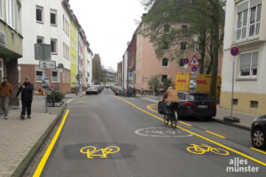 Wie der Verkehrsraum der Schillerstraße als Fahrradstraße mit Qualität künftig aufgeteilt sein könnte, verdeutlichen gelbe Markierungen auf der Fahrbahn. (Foto: Ralf Clausen)