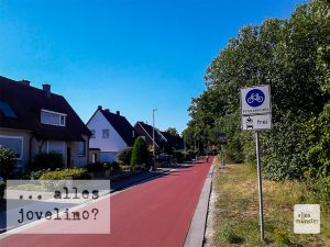 Der Lindberghweg ist Teil der längsten, jüngst rot geteerten Fahrradstraßen-Strecke, aber hier ist der Parkdruck nicht so groß wie in der Innenstadt. (Foto: Ralf Clausen)