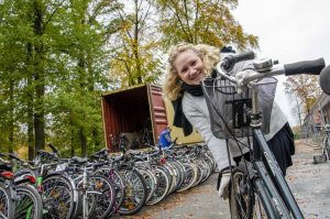 Die gespendeten Fahrräder wurden möglichst platzsparend montiert, damit ca. 400 Fahrräder in den Container passen. (Foto: interface medien)