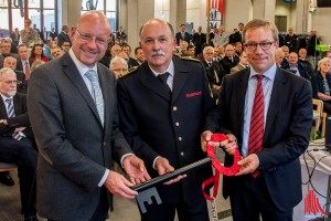 (v.l.:) Oberbürgermeister Markus Lewe, Feuerwehr-Chef Benno Fritzen und Brandschutz-Dezernent Wolfgang Heuer bei der symbolischen Schlüsselübergabe. (Foto: sg)