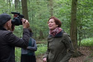 Filmset coronakonform: Mutterseelenallein im Wald. (Foto: Ingrid Hagenheinrich)