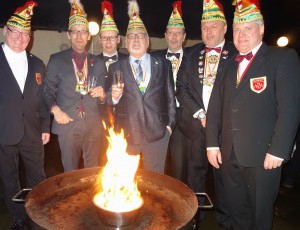 Brennen soll er! Die Karnevalisten der Narrenzunft Aasee verbrannnten zum Ende der Session traditionell ihr Maskottchen. (Foto: Christian Grünefeld)