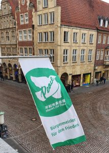 Ein weiteres Zeichen für eine friedliche Welt will die Stadt mit der Flagge des Netzwerkes „Mayors for Peace“ am Stadtweinhaus setzen. (Foto: Amt für Kommunikation, Stadt Münster)