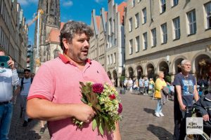 Eben noch Kunde am Blumenstand, jetzt ein Opernsänger: Ein Teilnehmer des Flashmobs (Foto: Bührke)