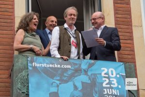 (v.l.:) Clair Howells vom Theater Titanick, Ludger Schnieder vom Pumpenhaus mit Oberbürgermeister Markus Lewe und LWL-Vizechef Dr. Georg Lunemann (hinten) bei der Eröffnung der Flurstücke 019.(Foto: Michael Bührke)