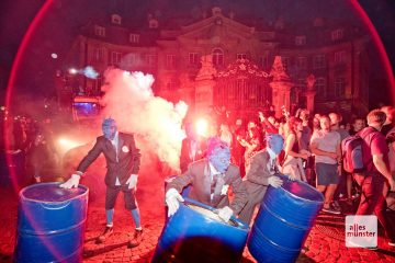 Die blauen Männchen der französische Straßentheater-Gruppe Générik Vapeur eroberten die Stadt, und die ergab sich ihnen mit Applaus. (Foto: Michael Bührke)