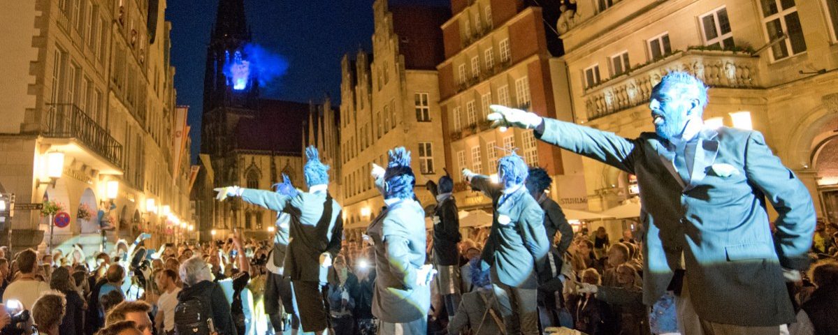 Die blauen Männchen der französische Straßentheater-Gruppe Générik Vapeur eroberten die Stadt, und die ergab sich ihnen mit Applaus. (Foto: Michael Bührke)