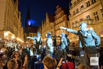 Die blauen Männchen der französische Straßentheater-Gruppe Générik Vapeur eroberten die Stadt, und die ergab sich ihnen mit Applaus. (Foto: Michael Bührke)