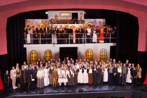  Das Freie Musical Ensemble 2019 in "Titanic" - ein Bild, das sich zumindest dieses Jahr nicht auf der Bühne der Waldorfschule finden wird. (Foto: Christian Dabringhaus)