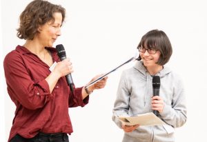 Selina Spetter (re.) macht ihr Leben mit der Diagnose FAS öffentlich, hier bei einer Fachtagung der FH Münster. (Foto: Anne Holtkoetter)