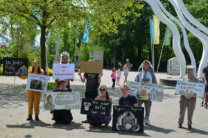 Die Demonstration des Tierbefreiungstreffs Münster vor dem Eingang des Allwetterzoos. (Foto: Tierbefreiungstreff Münster)