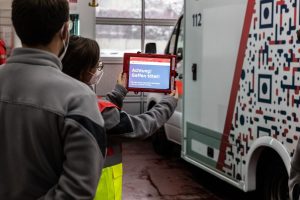 Die QR-Code-Technologie löst automatisch die Warnung: „Gaffen tötet!“ aus. (Foto: Johanniter-Unfall-Hilfe e.V.)