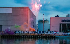 Zur Halbzeit der Aktionswochen hatten Aktivisten auf der B-Side im Hafen ein Banner mit der Aufschrift „Rassismus ist keine Alternative!“ ausgerollt. (Foto: Bündnis "Keinen Meter den Nazis).