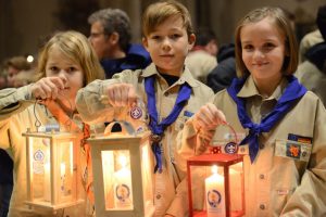 „Frieden braucht Vielfalt“: Rund Pfadfinder werden zur Ankunft des Friedenslichtes aus Betlehem im Dom erwartet. (Foto: DPSG / Christian Schnaubelt)