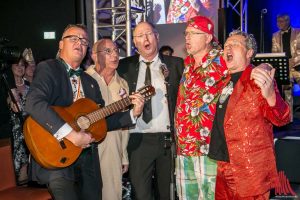 Die neuen Senatoren Claus Fiedler (2.v.l.), Christian Krafft (3.v.l,) Marc Zanni (2.v.r) und Jens Thomas (r.) gaben uner Gitarrenbegleitung sogar noch eine gesangliche Einlage! (Foto: Jennifer von Glahn)