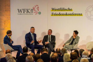 Dr. Wulf Schmiese, Vitali Klitschko, Boris Pistorius und Dunja Hayali (v.l.) während der Eröffnung der Konferenz. (Foto: Thomas Hölscher)