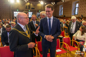 Oberbürgermeister Markus Lewe (l.) und Ministerpräsident Hendrik Wüst (r.) im Rathausfestsaal. (Foto: Thomas Hölscher)