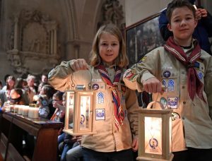 2.200 Pfadfinderinnen und Pfadfinder bereiteten dem Friedenslicht aus Betlehem am 15. Dezember im St. Paulus- Dom in Münster einen großen Empfang. Bild: Christian Schnaubelt / DPSG