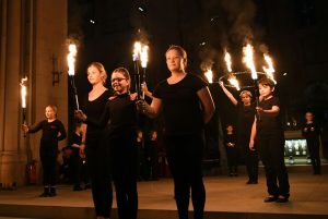 „Mut zum Frieden“: Der Kinder-Circus Alfredo drückte der Friedenslichtfeier mit einer feurigen Show seinen Stempel auf. Bild: Christian Schnaubelt / DPSG