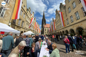 Viele Bürger und Gäste von Münster folgten der Einladung von ISI, Kaufmannschaft und Stadt zum Hansemahl an der langen Friedenstafel auf dem Prinzipalmarkt. (Foto: Bastian E.)