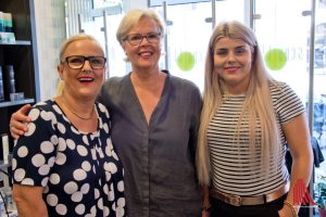 Ulrike Hanewinkel und ihre Tochter Anna freuen sich mit Gaby Marbach über das tolle Ergebnis der Spendenaktion. (Foto: Michael Bührke)