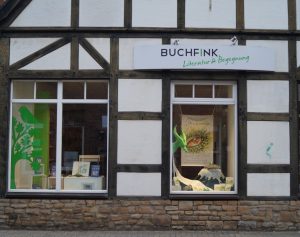 Die Wolbecker Buchhandlung "Buchfink" stellt den auch in Münster spielenden Roman "Drachenwinter" mit einem Schaufenster vor. (Foto: Rüther)