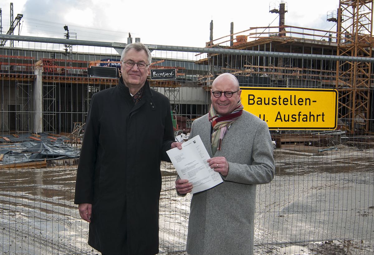 Regierungspräsident Prof. Dr. Reinhard Klenke (li.) überreicht den Förderbescheid an Oberbürgermeister Markus Lewe. (Foto: BR Münster)