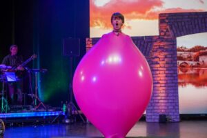 Beim Ballonkünstler Tobi van Deisner platzt man höchstens vor Lachen und Begeisterung. (Foto: Knut Gminder)