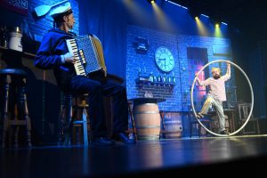 Nagelritz führt musikalisch durch das Programm, Gabriel Drouin tanzt mit dem Cyr Wheel über die Bühne. (Foto: Ralf Mohr)