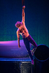 Jasper Mauritius Deininger schwebt gleichsam zart und voller Energie über die Bühne, beregnet von einem leichten Schauer.(Foto: GOP)