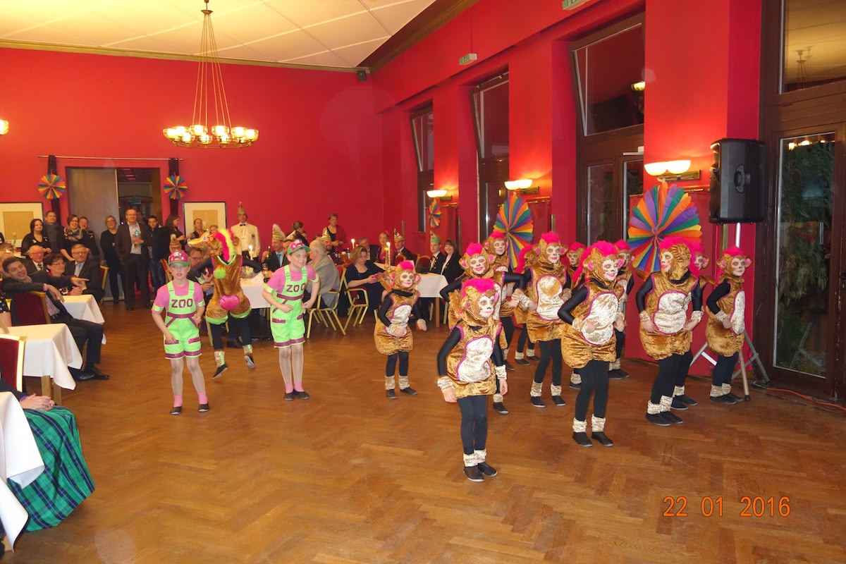 Bei der Gala der Narrenzunft Aasee waren die Affen los! Die Aasee-Küken begeisterten die Zuschauer mit ihrem Showtanz „Affenalarm - Im Zoo sind die Affen los“. (Foto: Grünefeld)