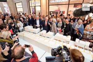Der Andrang war groß, als der Oberbürgermeister die überdimensionale Torte angeschnitten hat (Foto: Bührke)