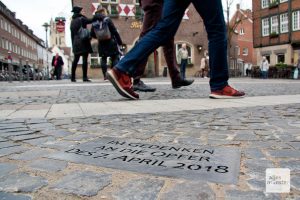 An die Geschehnisse erinnert eine Gedenkplatte am Kiepenkerl. (Foto: Michael Bührke / ALLES MÜNSTER)