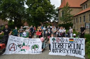 Die Fahrraddemo gegen die Schweinemastanlage bereitet sich auf den Start in Hiltrup vor. (Foto: Tierrechtstreff Münster)