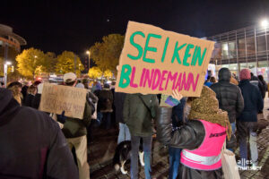 Rund 300 Demonstrierende empfingen Till Lindemann in Münster. (Foto: Michael Bührke)