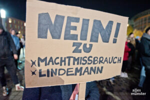 Protestplakat gegen den Auftritt von Till Lindemann. (Foto: Michael Bührke)