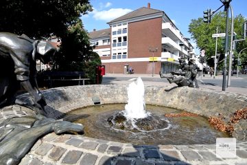 Ein Bild aus glücklichen Tagen: Die spielenden Kinder an ihrem Platz und der Brunnen sprudelt. (Foto: Bührke)