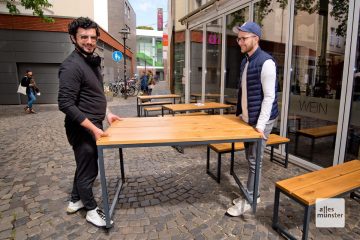 Erkan Ular (l.) freut sich über die "Tischspende" von Christopher Krimphove (r.) (Foto: Michael Bührke)