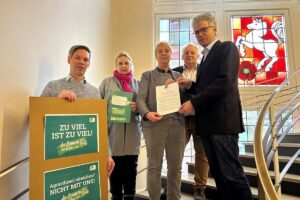 Landwirt Matthias Heitplatz, Landtagsabgeordnete Simone Wendland (CDU), Susanne Schulze Bockeloh (WLV), Landwirt Hugo Hölken, Bundestagsabgeordneter Dr. Stefan Nacke. (Foto: WLV)