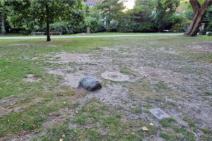 Nur noch der Brunnenabfluss und der Stein erinnerten im Juni an die gestohlene Skulptur (Archivbild: Philipp Winterberg)