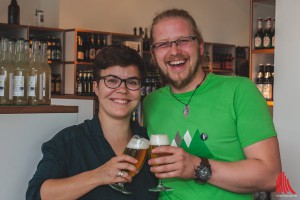 Glückliche Gesichter zum Start: Pauline Wolf und Clemens Kühn eröffneten Samstag ihren Laden "Getränkefeinkost". (Foto: sg)