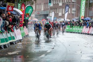 Beim Münsterland Giro fahren die Teilnehmenden vor dem Schloss ins Ziel. (Archivbild: Claudia Feldmann)